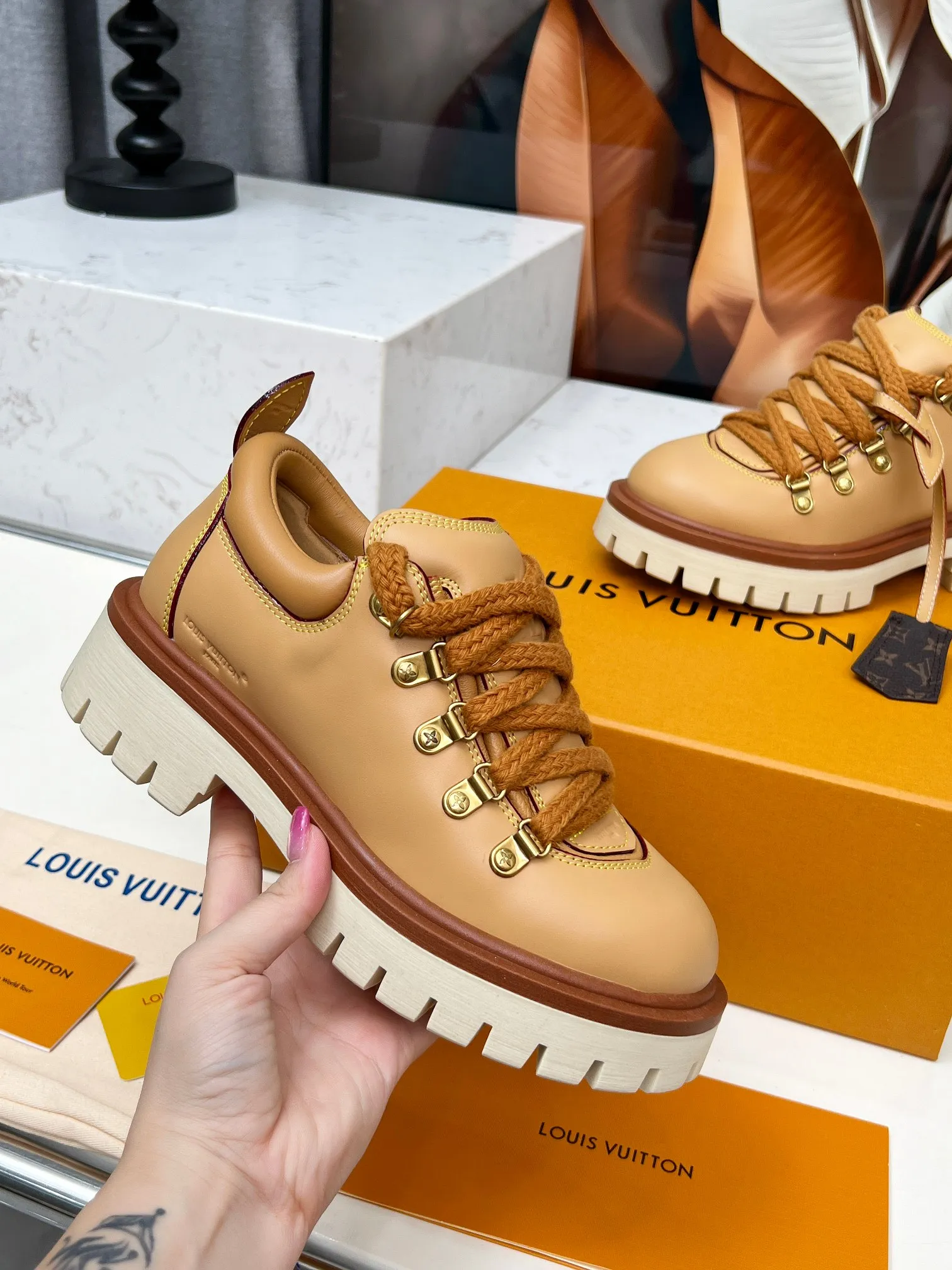 p660💰"Couple Style" LV Louis Vuitton's 2025 autumn and winter new style, developed one-to-one from the original version, retro fashionable, handsome and cool mountaineering derby shoes are now available.  Material: Imported first-layer cowhide Lining: Imported lambskin Outsole: Original molded TR non-slip outsole Sole height: 3.5cm Shoe size: Same style for men and women 35-45